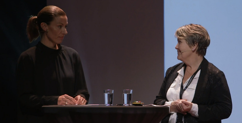 Anne Metter Albert og Herdis Dyrdal Stoknes i samtale.