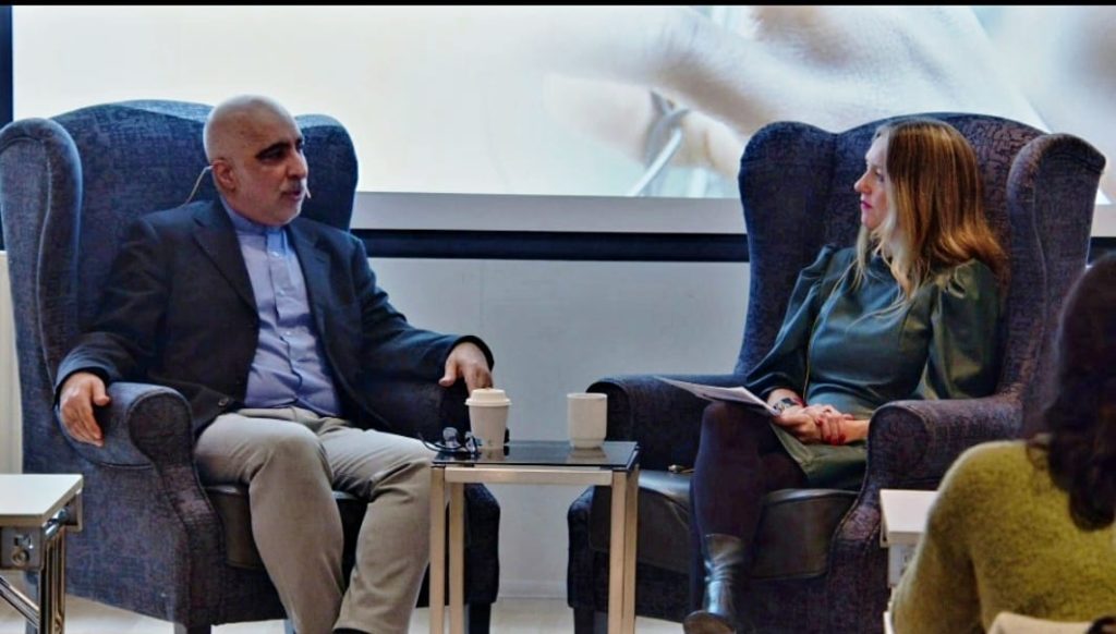 Bilde av Elisabeth Harnes og Babek Hosami.