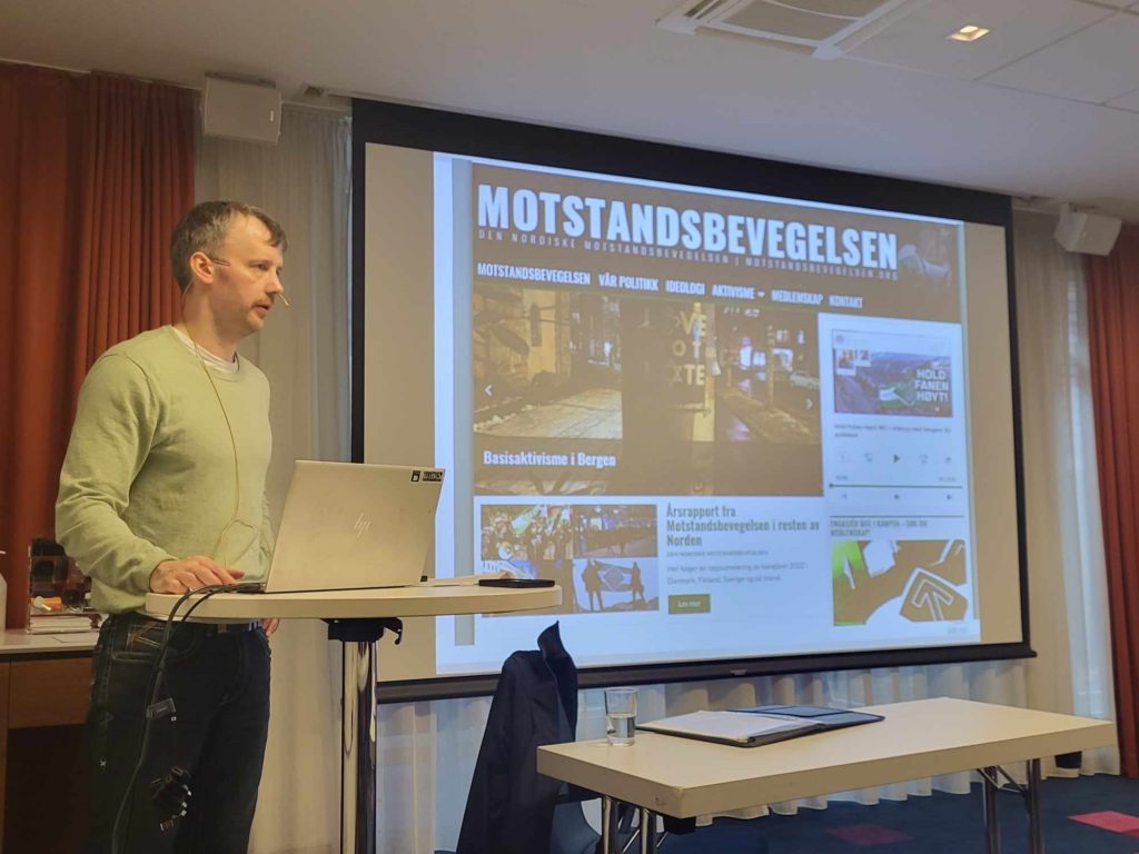 Mann som underviser.